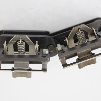 Peças de Reposição para Máquina de Acabamento Bruckner - Elo de Corrente Vertical para Esticador com Protetor de Aço Inoxidável Preto para Resistência à Corrosão e Operação de Baixa Manutenção